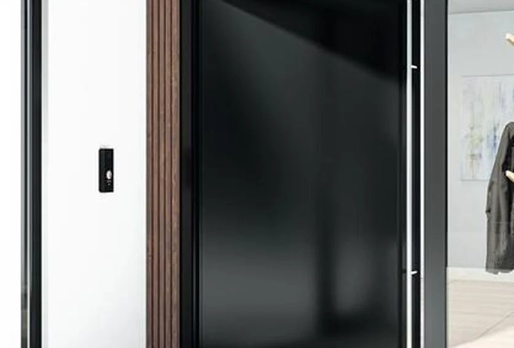 Dark Schüco AD UP 75 entrance door with a glazed side element in a private home