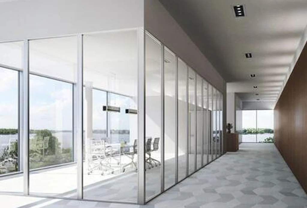 Open-plan office floor glazed along one side with Schüco AWS 50 aluminium windows