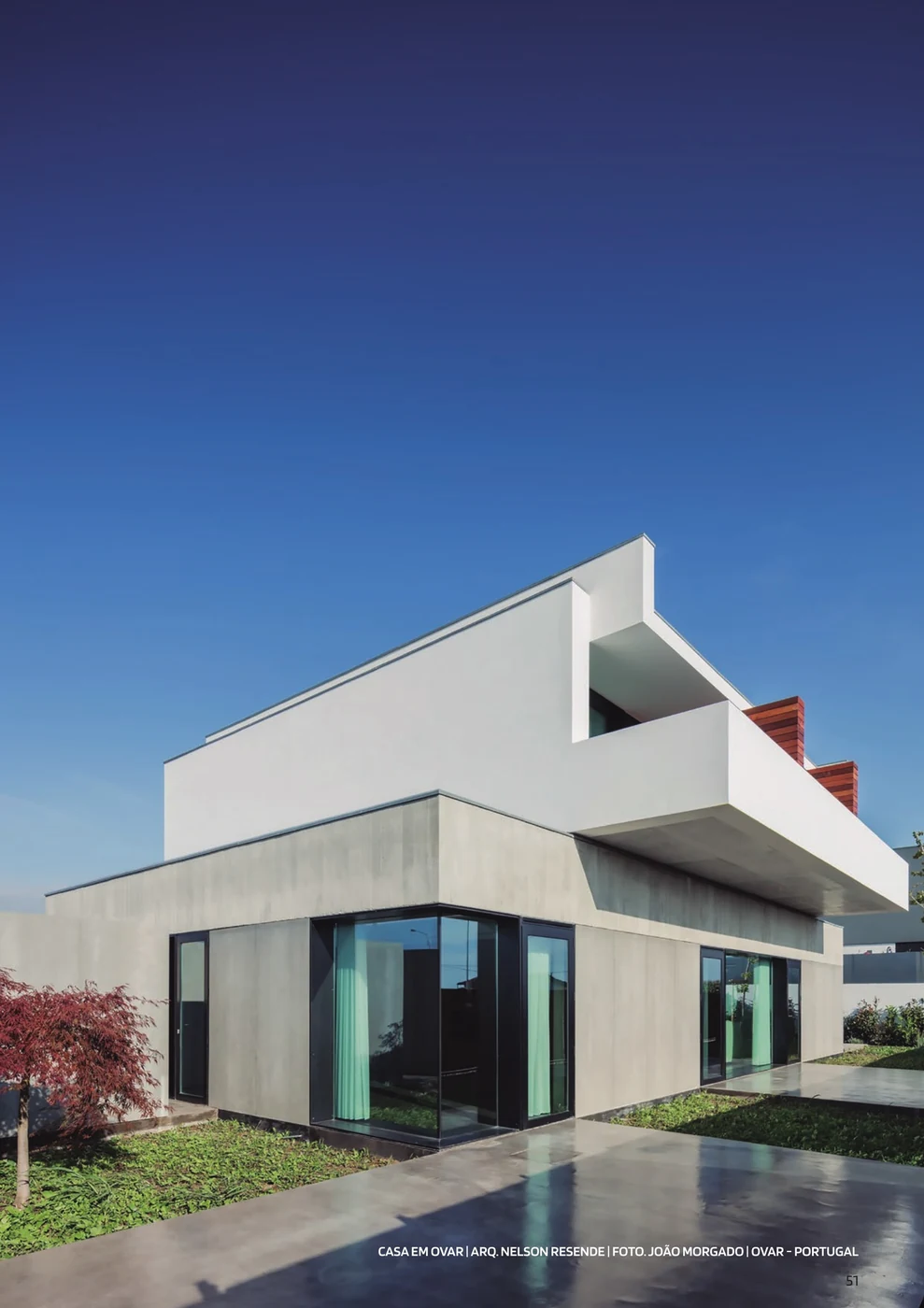 Casa em Ovar — corner glazing detail in the Sosoares LT casement line