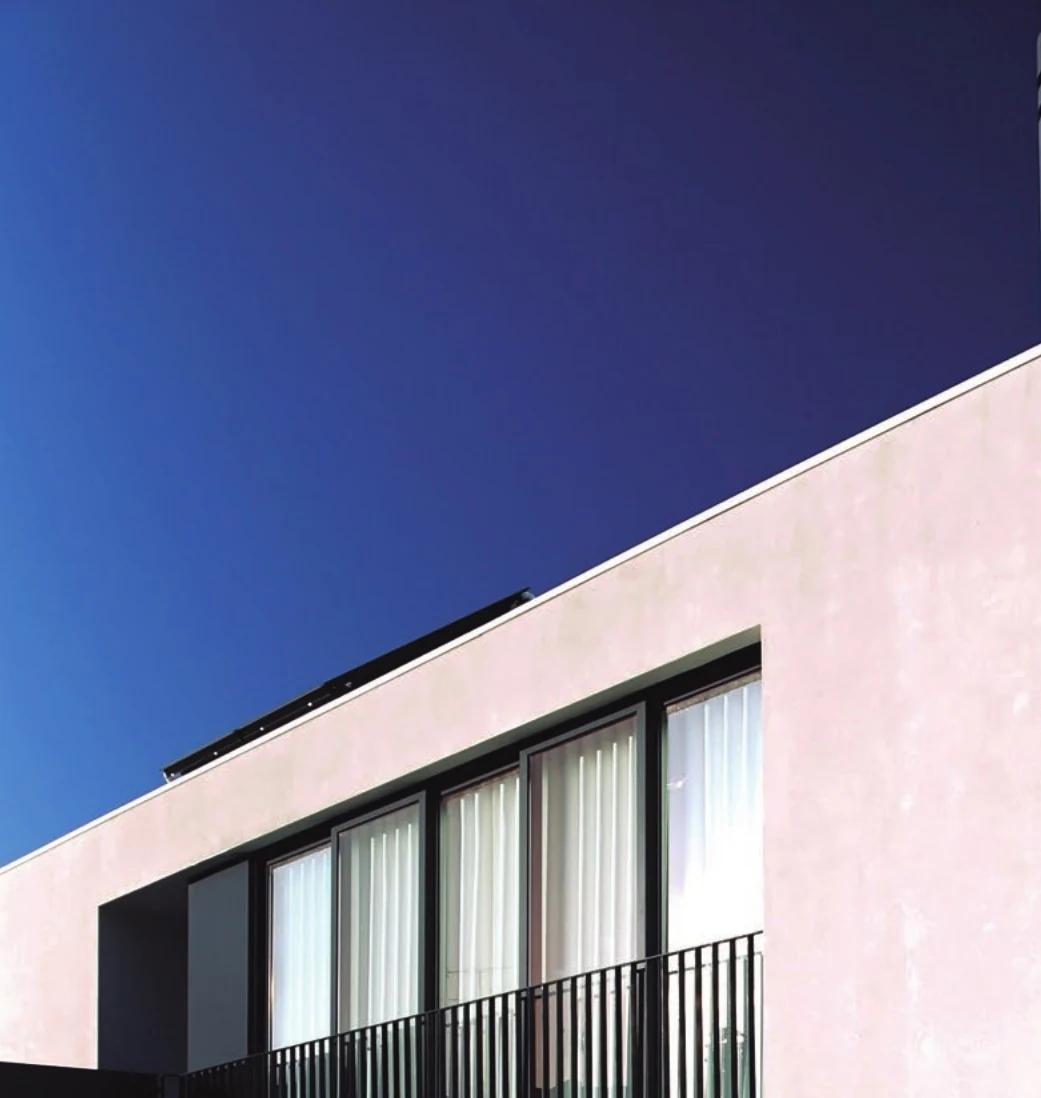 Casa em Ovar — rendered facade with Sosoares ST casement openings