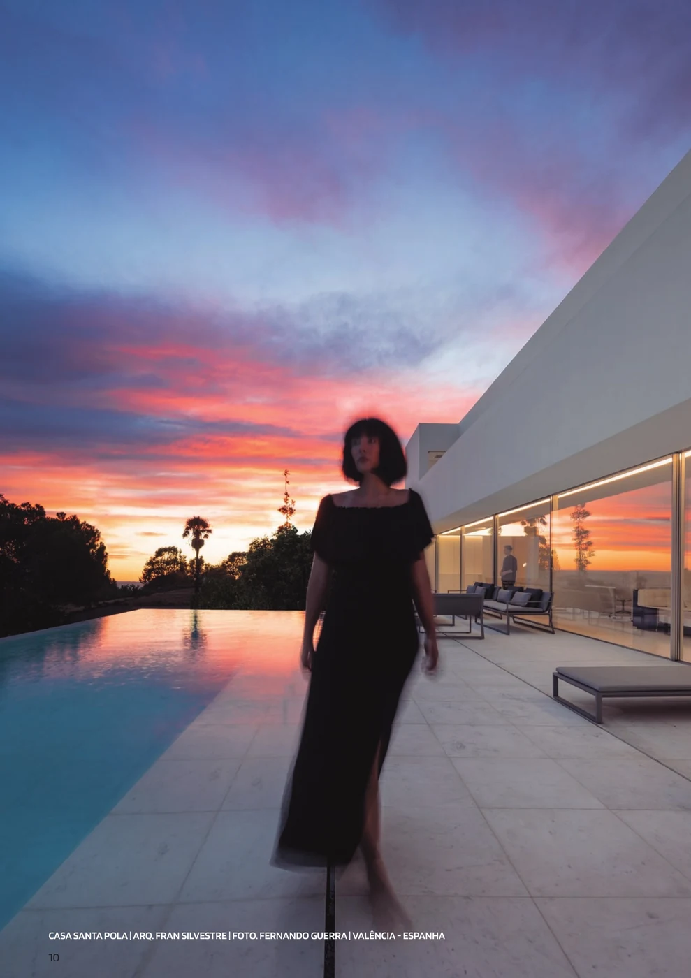 Casa Santa Pola at dusk, seen across the pool through a full-height Sosoares OS minimalist sliding wall