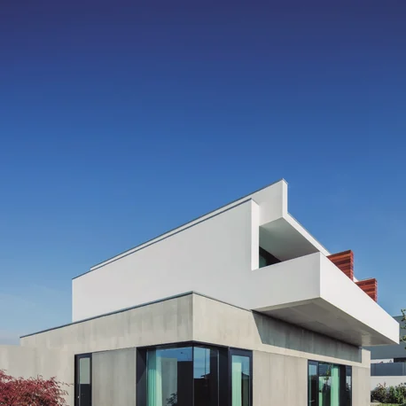 Casa em Ovar — corner glazing detail in the Sosoares LT casement line