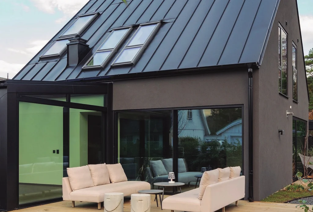 Trulsibrunnsvägen, Sweden — a metal-roofed volume glazed with Sosoares LT casement units