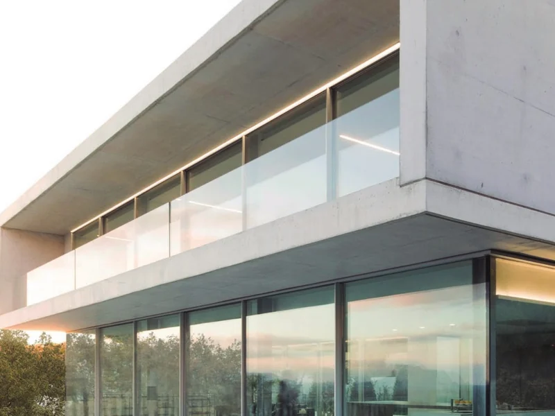 Portet House, Alicante — a long glazed elevation with a Sosoares OS-Pivot entrance leaf