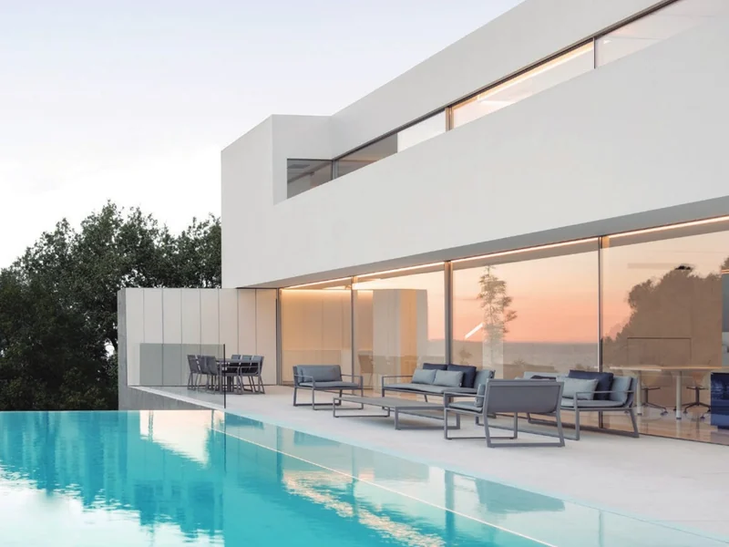 Casa Santa Pola — a continuous glazed elevation on Sosoares OS minimalist sliding units facing the pool terrace