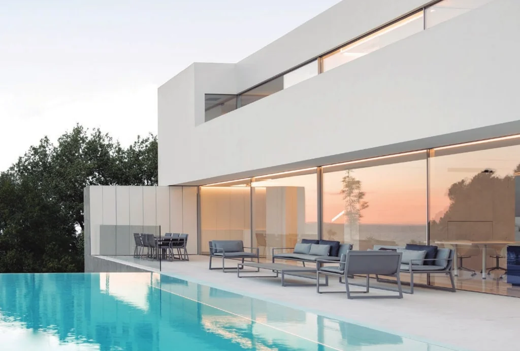 Casa Santa Pola — a continuous glazed elevation on Sosoares OS minimalist sliding units facing the pool terrace