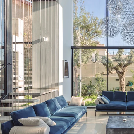 Porter House interior — full-height glazing beside a Sosoares OS-Pivot leaf onto the garden