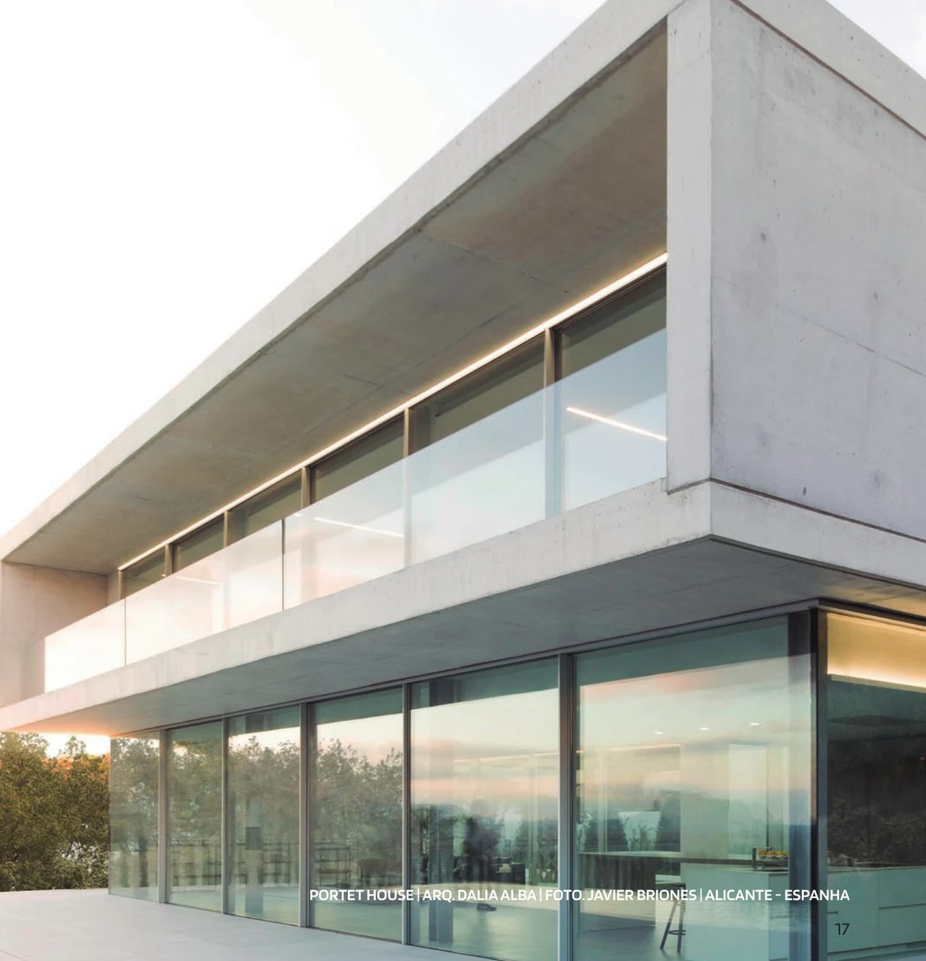 Portet House, Alicante — a long glazed elevation with a Sosoares OS-Pivot entrance leaf